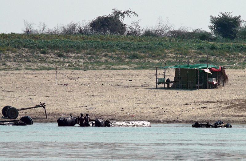 Burma III-095-Seib-2014.jpg - Busy day on the river (Photo by Roland Seib)